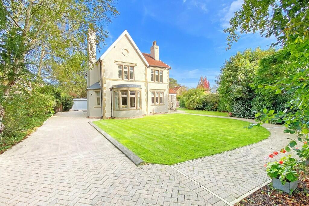 5 bedroom detached house for sale in Oatlands Drive, Harrogate, HG2