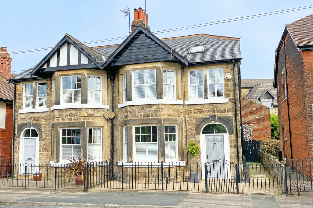 4 bedroom semidetached house for sale in Chudleigh Road, Harrogate, HG1