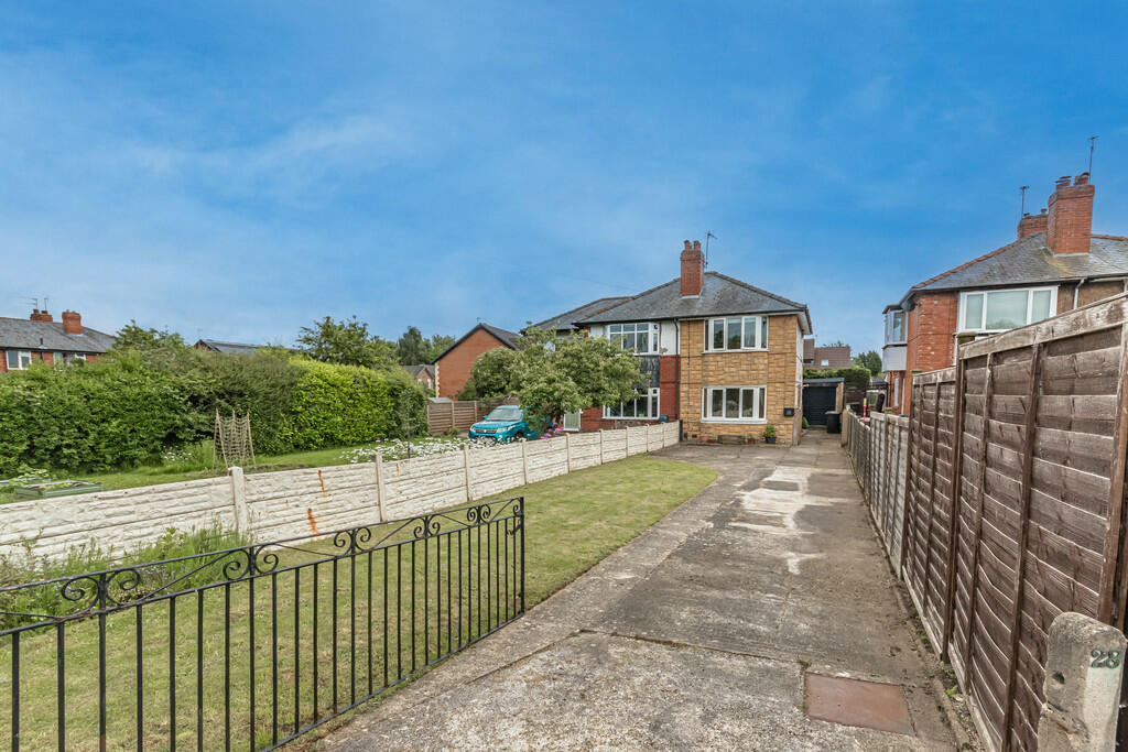 2 bedroom semidetached house for sale in Greenfields Avenue, Harrogate