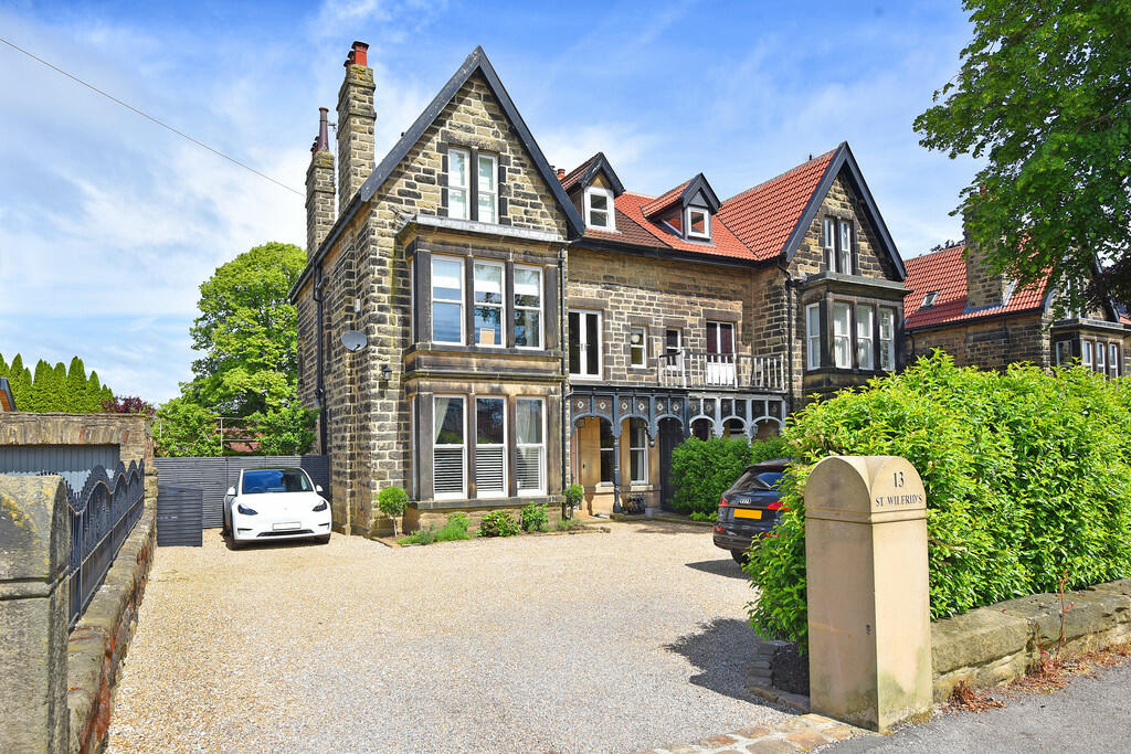 5 bedroom semidetached house for sale in Hookstone Chase, Harrogate, HG2