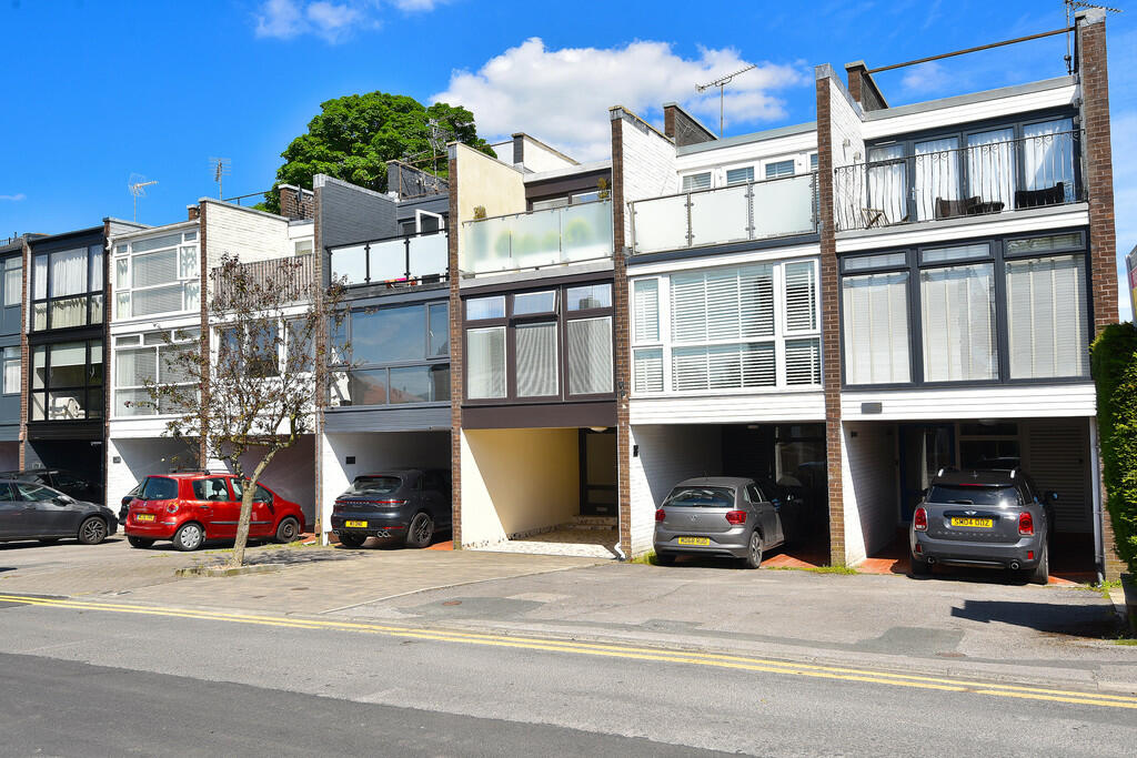 3 bedroom terraced house for sale in Harcourt Drive, Harrogate, HG1