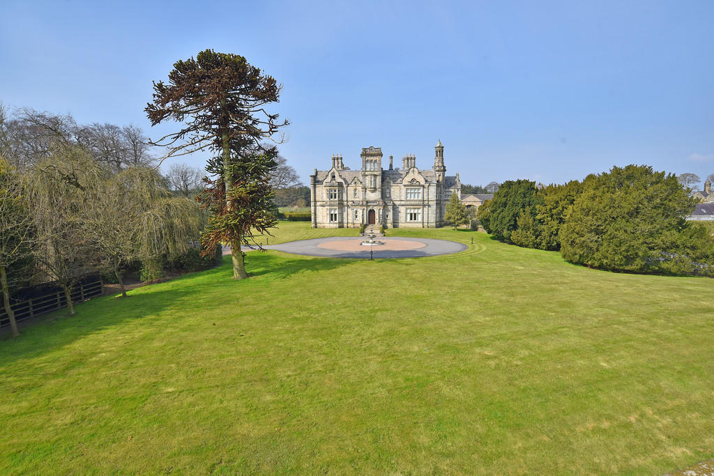 2 bedroom apartment for sale in Mansion House, Moor Park, Beckwithshaw, HG3