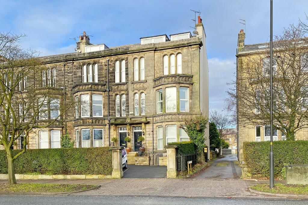 6 bedroom end of terrace house for sale in York Place, Harrogate, HG1