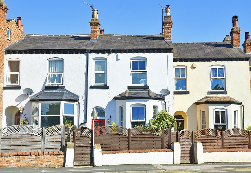 3 bedroom terraced house for sale in Hookstone Road, Harrogate, HG2