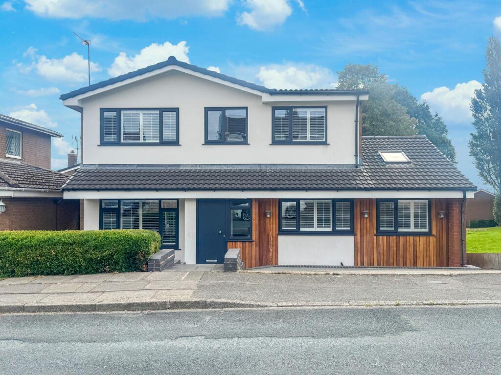 5 bedroom detached house