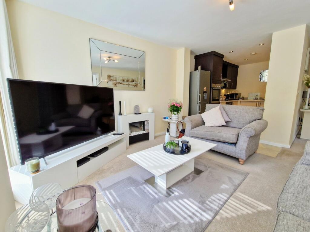 2 bedroom flat for sale in Warwick Road, Solihull, West Midlands, B92