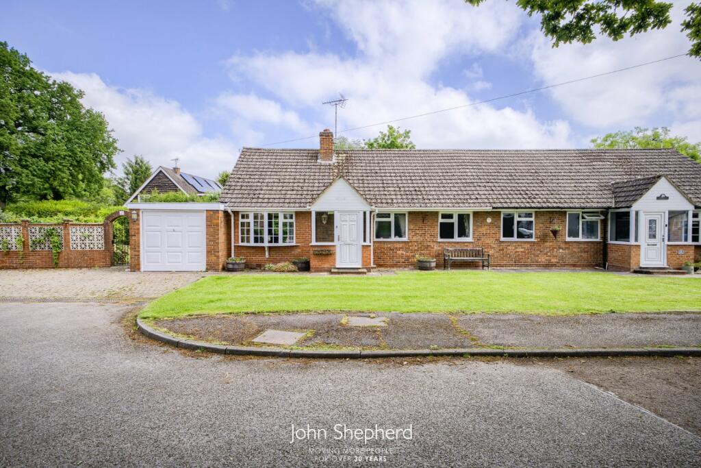 2 bedroom bungalow for sale in Park Close, Claverdon, Warwick