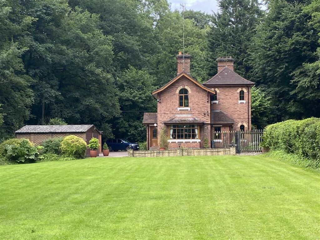 2 bedroom detached house for sale in Longton Road, Stone, ST15