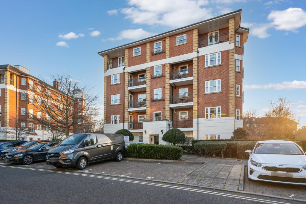 2 bedroom flat for sale in Trinity Church Road, Barnes, SW13