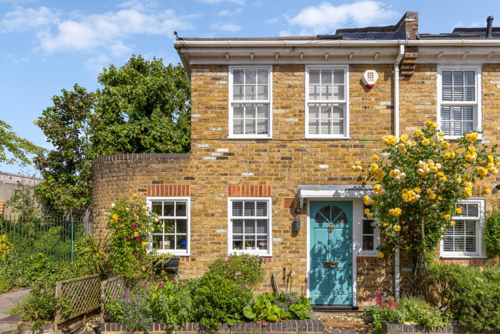 2 bedroom end of terrace house for sale in St. Hilda's Road, Barnes, SW13