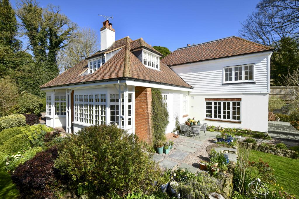 4 bedroom detached house for sale in Charing Hill, Charing, TN27