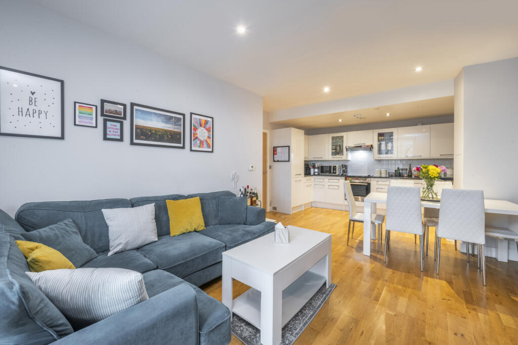 2 bedroom flat for sale in Jessop Building, 14 Dominion Walk, E14