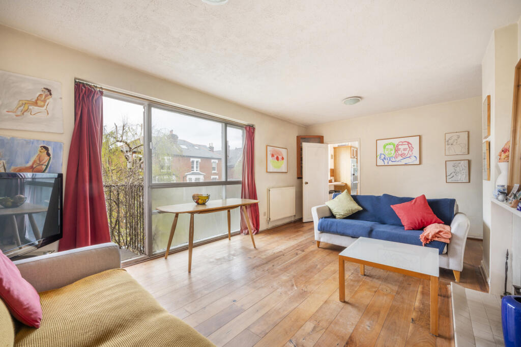 2 bedroom flat for sale in Nassington Road, Hampstead, NW3