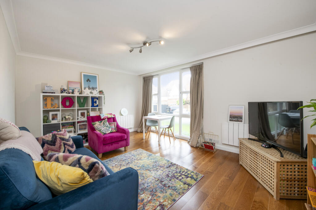 2 bedroom flat for sale in Elystan Court, Howards Lane, SW15