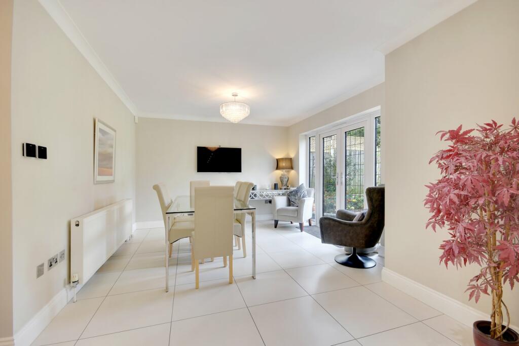 Additional property image - Rochford Avenue, Shenfield, Brentwood, CM15