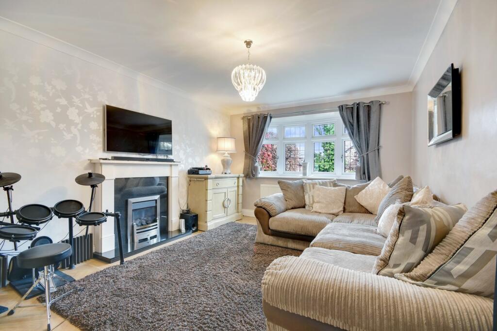 Additional property image - Rochford Avenue, Shenfield, Brentwood, CM15