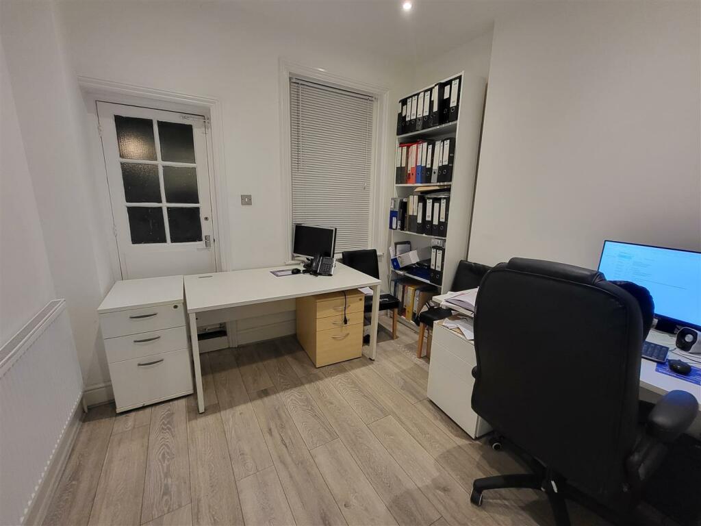 Commercial property for rent in High Street, Rochester, ME1