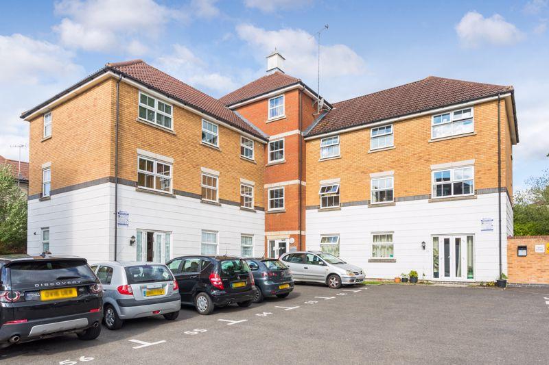 2 bedroom flat for sale in Rawlinson Road, Maidenbower, Crawley, West Sussex, RH10