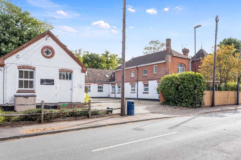 12 bedroom detached house for sale in Grattons Drive, Pound Hill