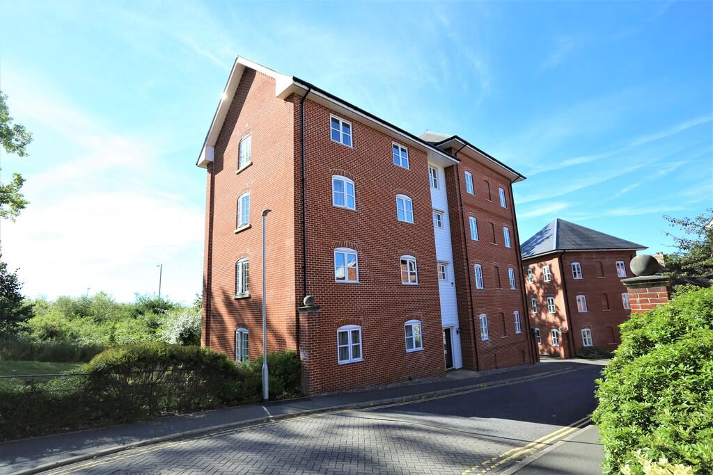 Main image of property: Groves Close, Colchester, Essex, CO4 5BP