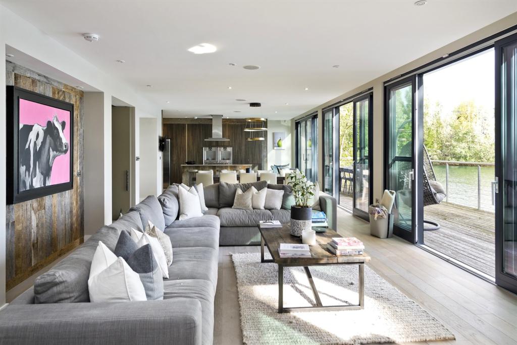 4 bedroom flat for rent in Longdoles, Lechlade, GL7