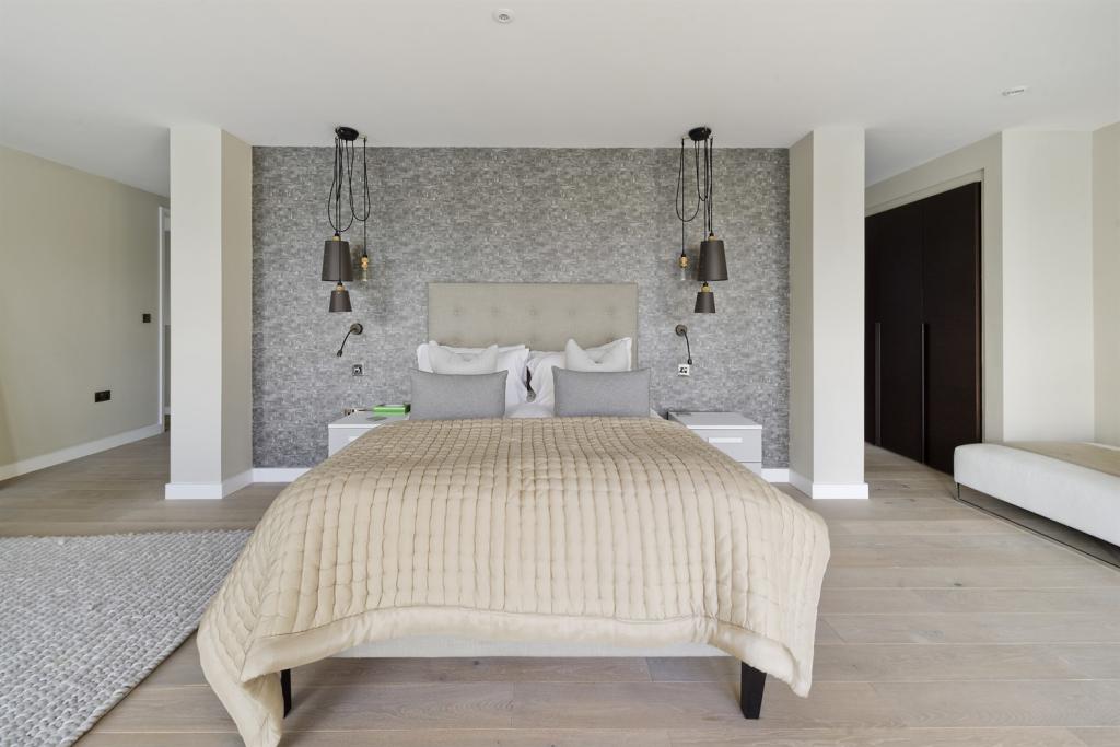 4 bedroom flat for rent in Longdoles, Lechlade, GL7