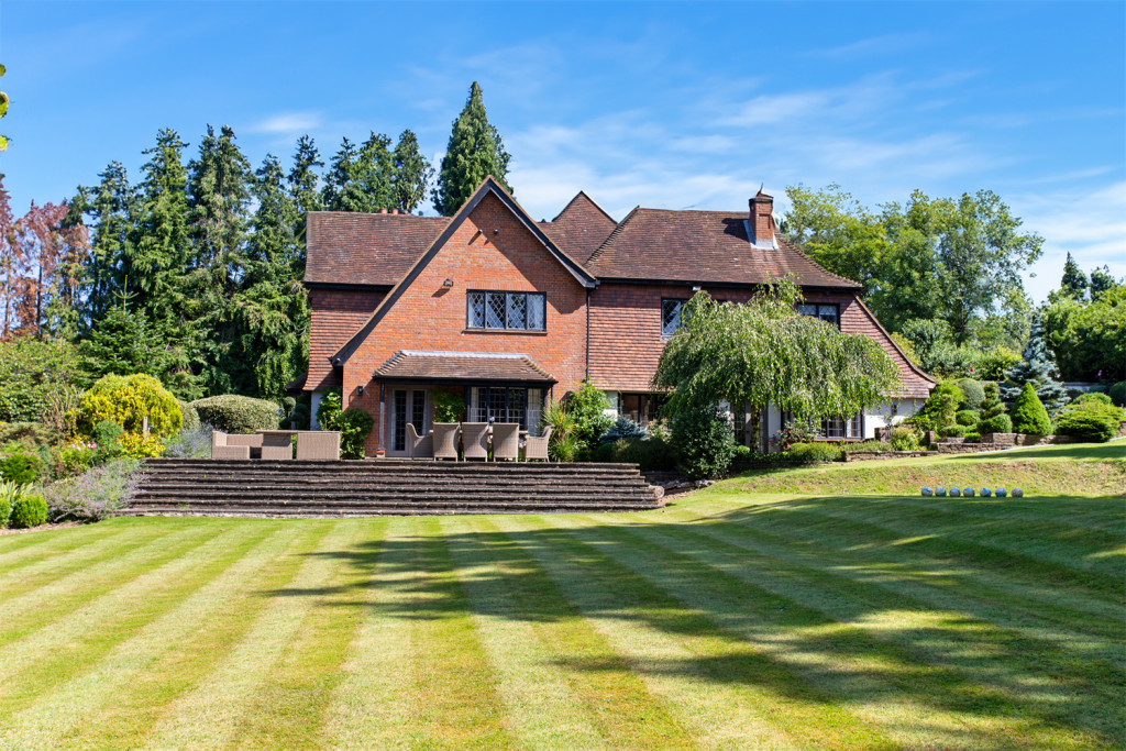 Liam Payne Chalfont St Giles, UK Home | Lipstick Alley