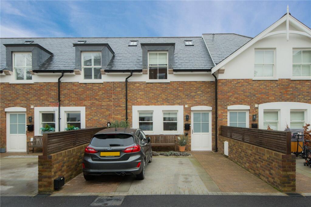 2 bedroom house for sale in Silver Birches Close, Marchmont Road