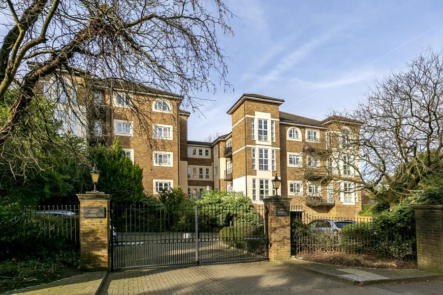 2 bedroom flat for rent in Queens Road, Richmond, TW10