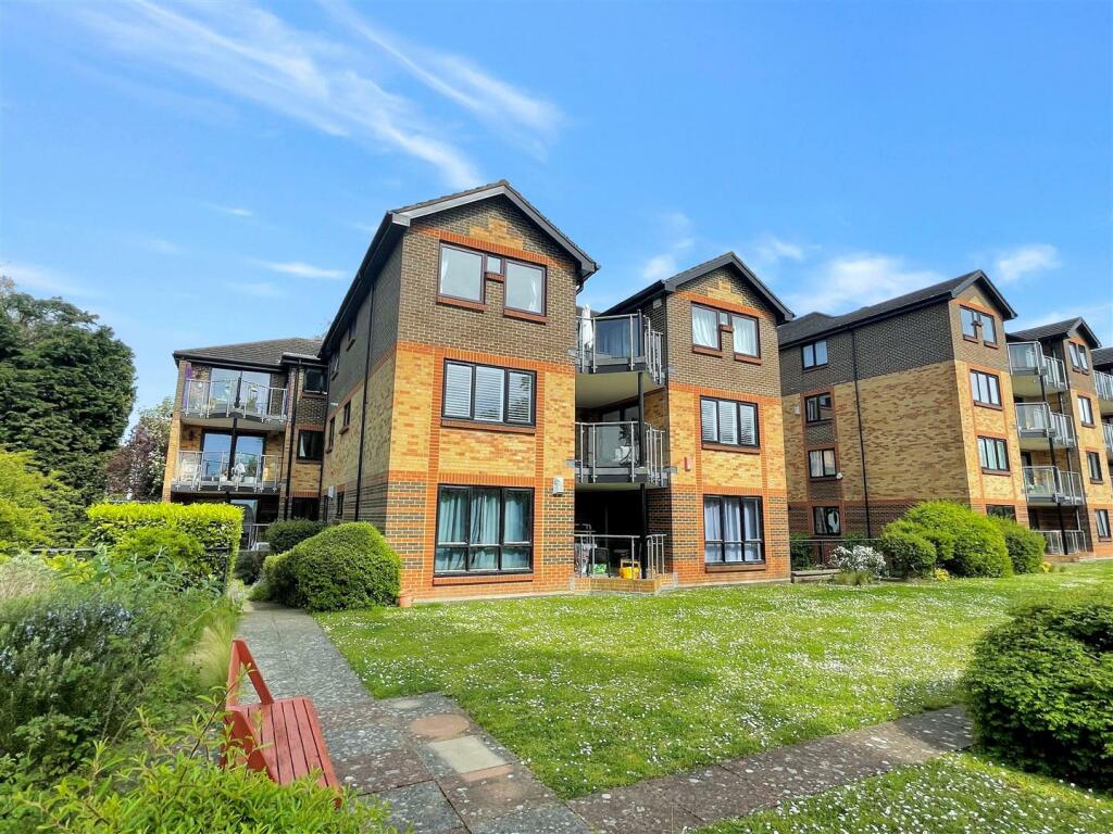 3 bedroom apartment for sale in Blyth Road, Bromley, BR2, BR1