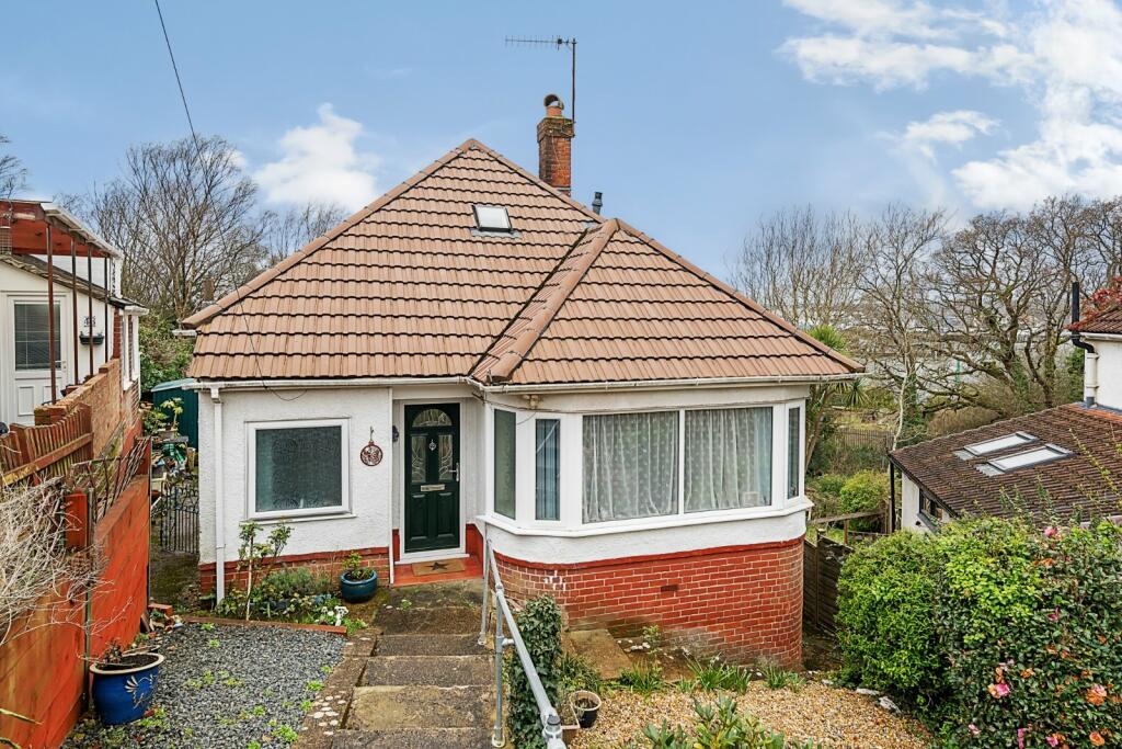 2 bedroom bungalow for sale in Braeside Road, Bitterne, Southampton, Hampshire, SO19