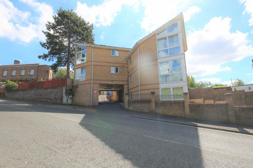 2 bedroom flat for rent in Woodmill Lane, Bitterne Park, Southampton, Hampshire, SO18
