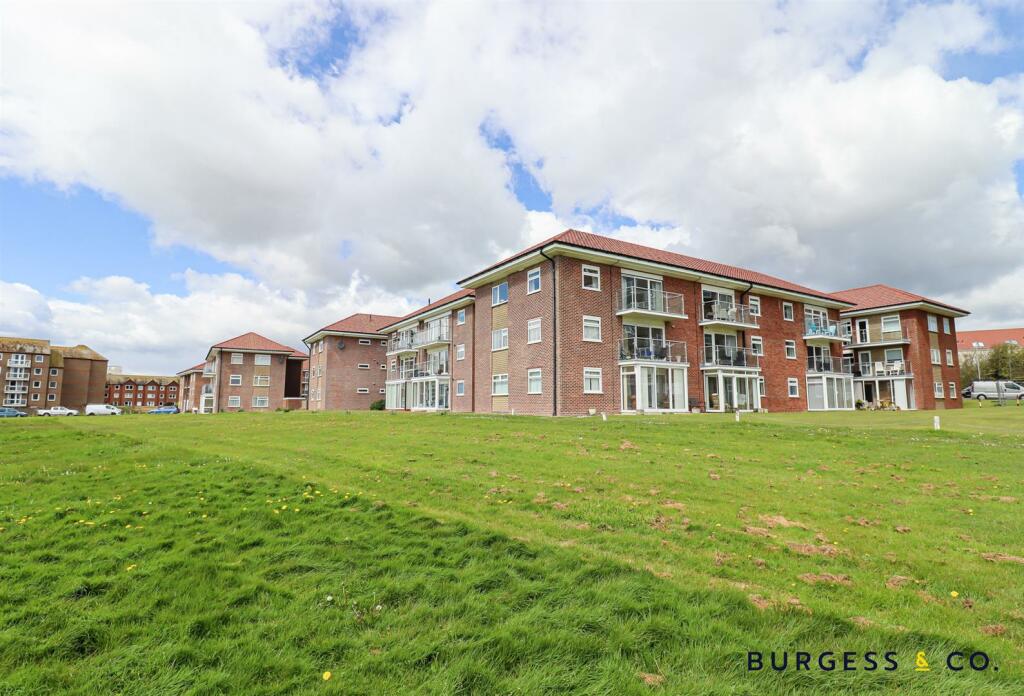 2 bedroom flat for sale in Sutton Place, BexhillOnSea, TN40
