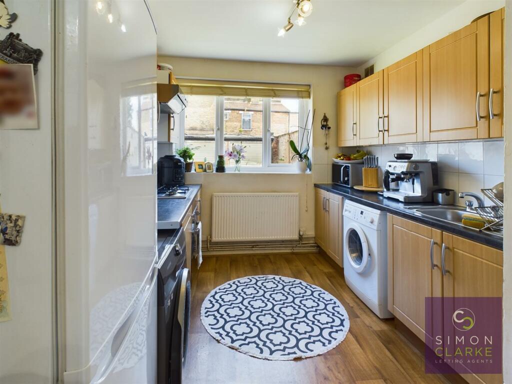 2 bedroom flat for rent in High Road, New Southgate, N11
