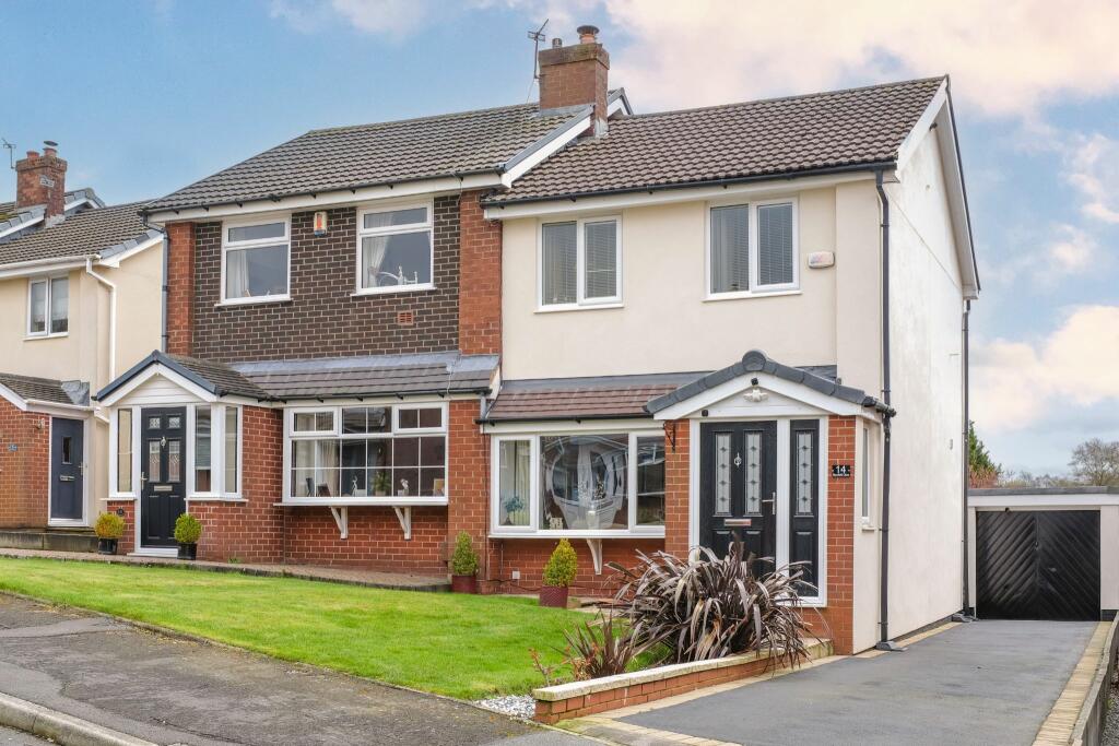 3 bedroom semidetached house for sale in Barnfield Close, Egerton