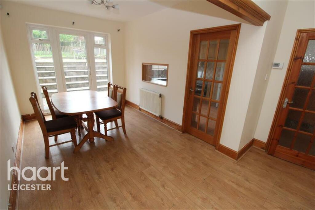 3 bedroom semidetached house for rent in Heacham Drive, LE4