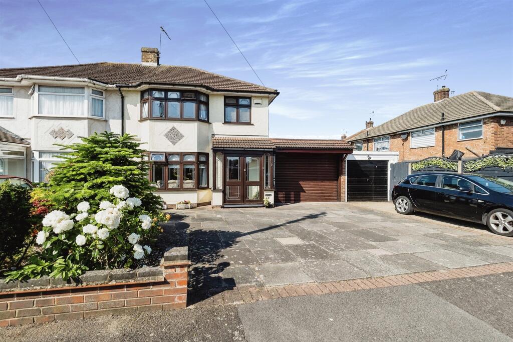 3 bedroom semidetached house for sale in Hayes Drive, Rainham, RM13