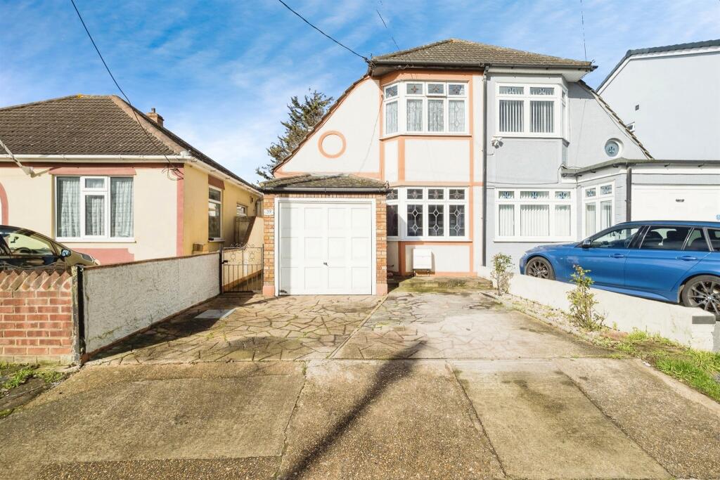 3 bedroom semidetached house for sale in Askwith Road, Rainham, RM13