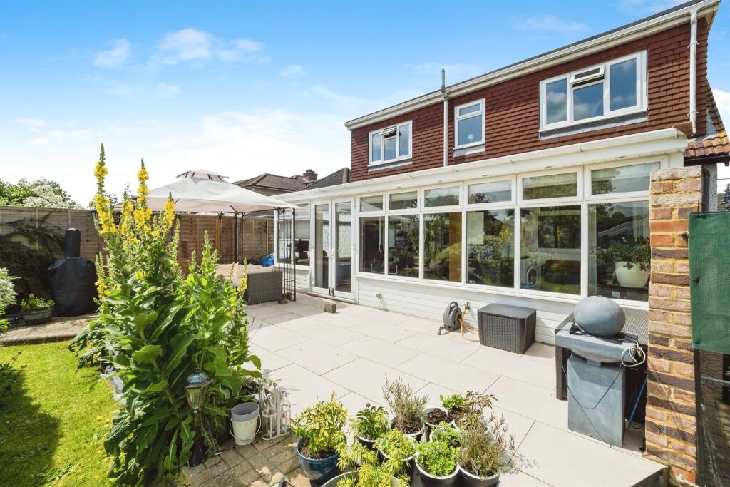 3 bedroom detached bungalow for sale in Briscoe Road, RAINHAM, RM13