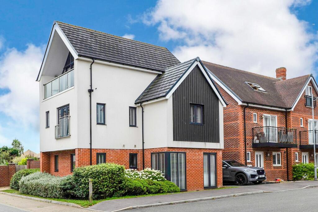 4 bedroom link detached house for sale in Williams Road, Hurst Green