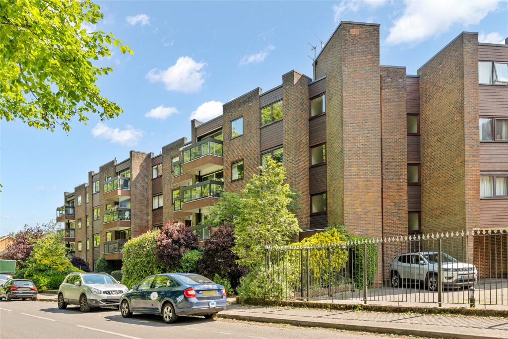 2 bedroom flat for sale in Church Lane, Oxted, Surrey, RH8