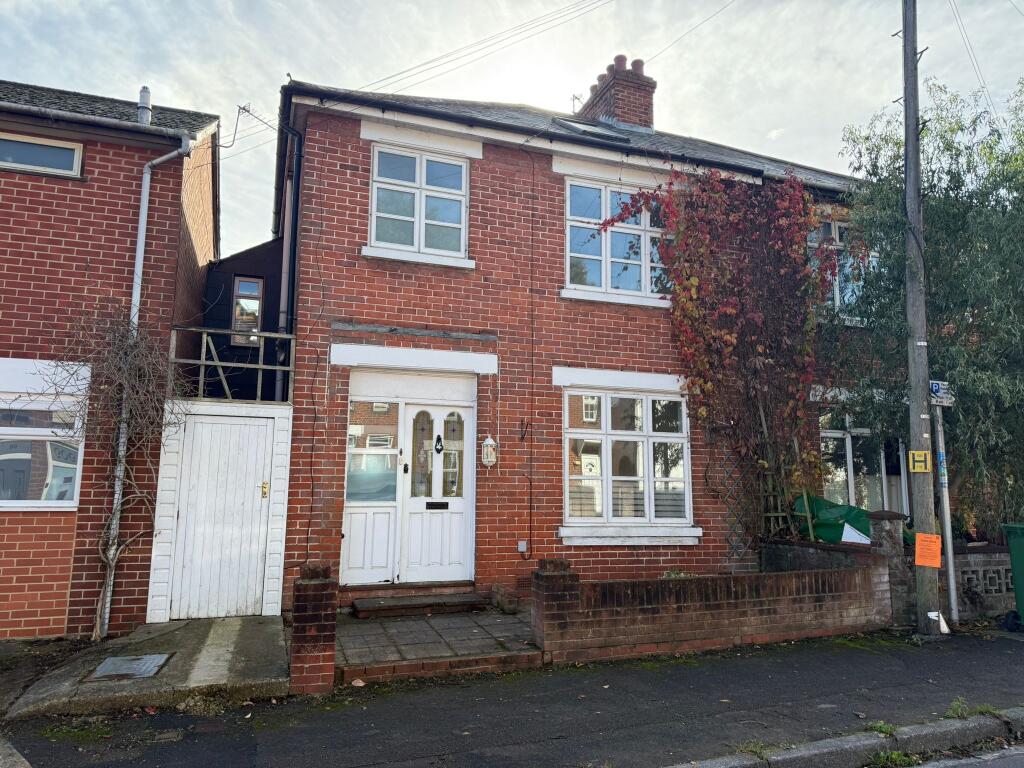 Main image of property: Fareham  Deanes Park Road  Unfurnished
