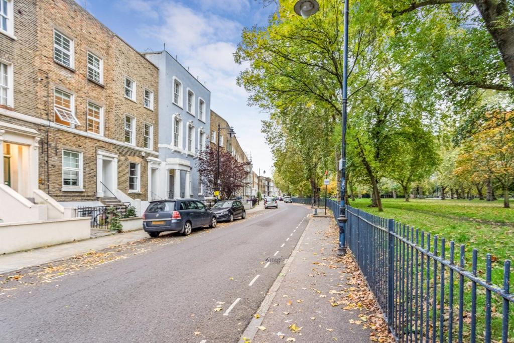 2 bedroom flat for sale in Cadogan Terrace, Victoria Park, E9