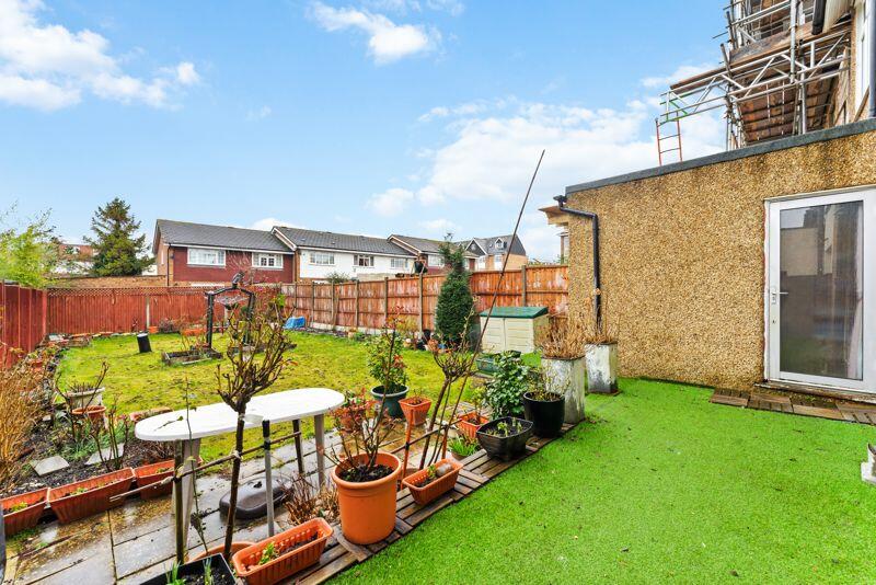 5 bedroom semidetached house for sale in Cheam Common Road, Worcester