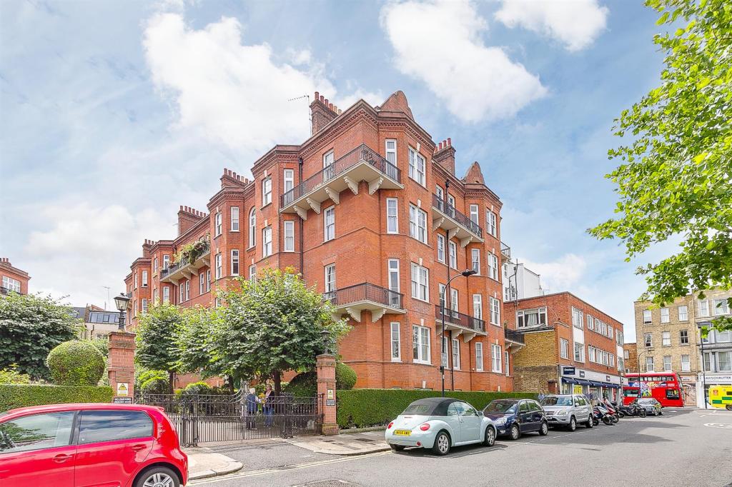 3 bedroom flat for rent in Kensington Hall Gardens, London, W14