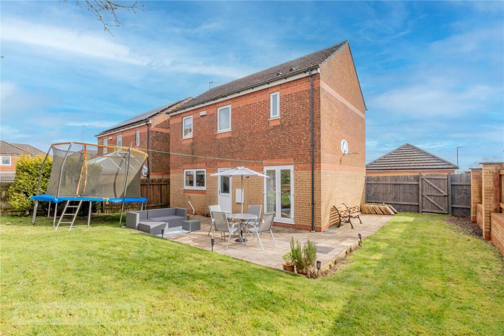 3 bedroom detached house for sale in Heathmoor Park Road, Halifax, West