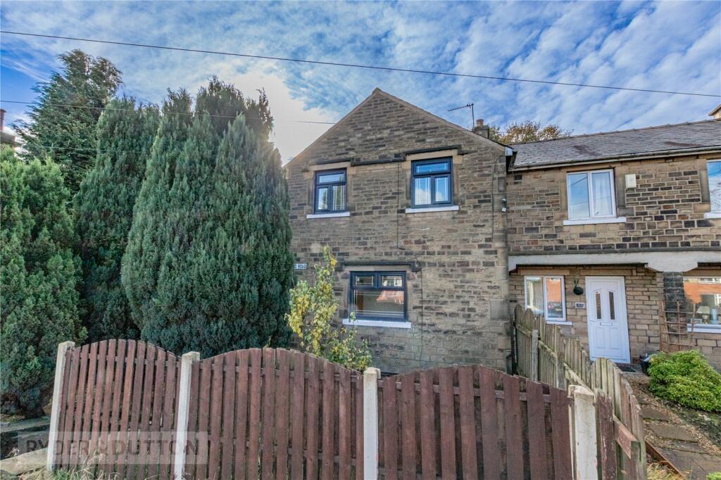 3 bedroom end of terrace house for sale in Moor End Road, Halifax, West