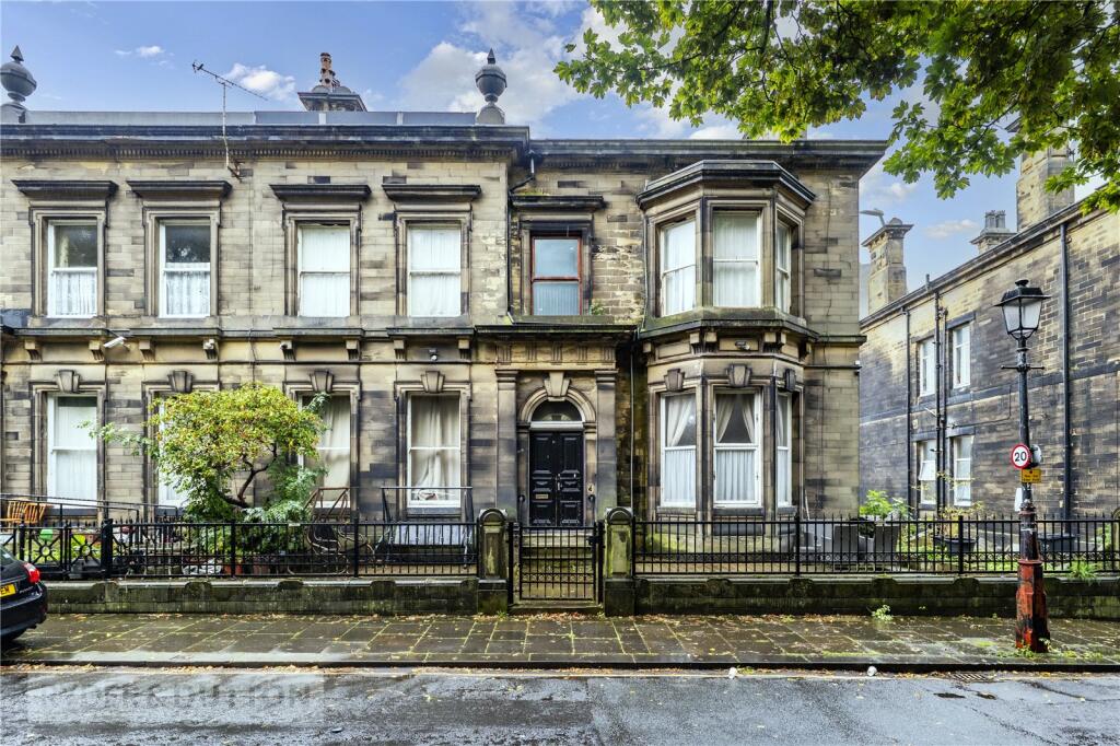 8 bedroom end of terrace house