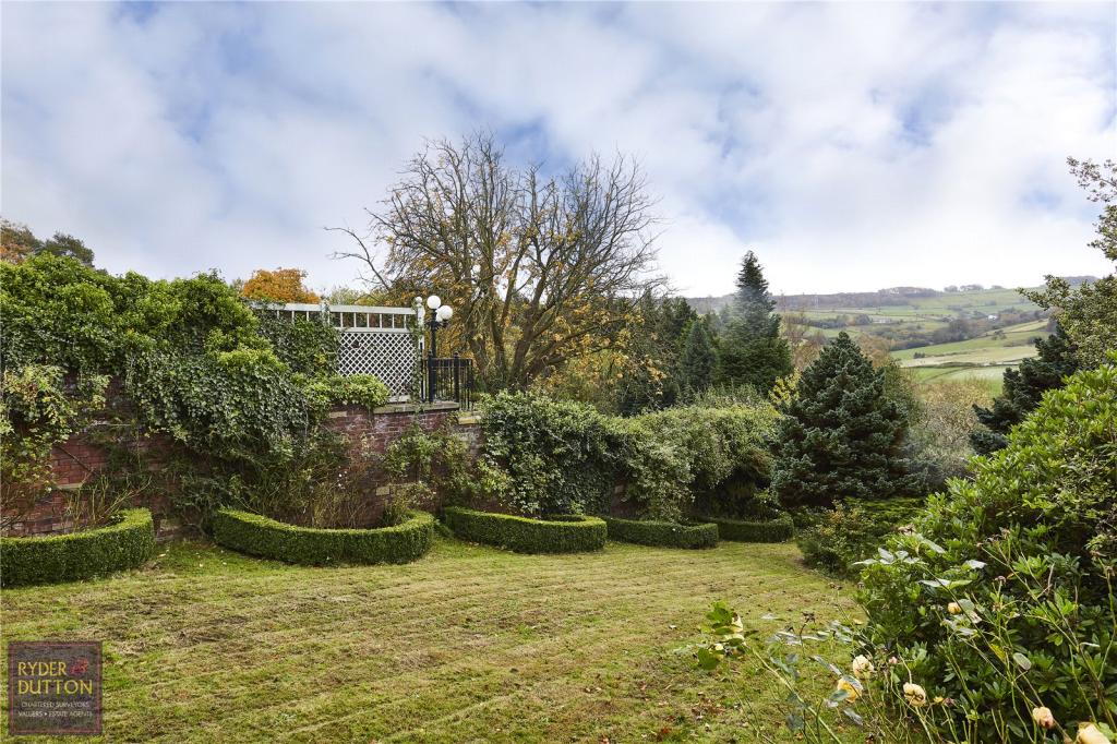 6 bedroom detached house for sale in Broad Carr, Holywell Green