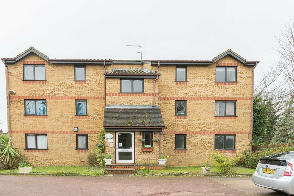 2 bedroom flat for rent in Cornmow Drive, Dollis Hill NW10